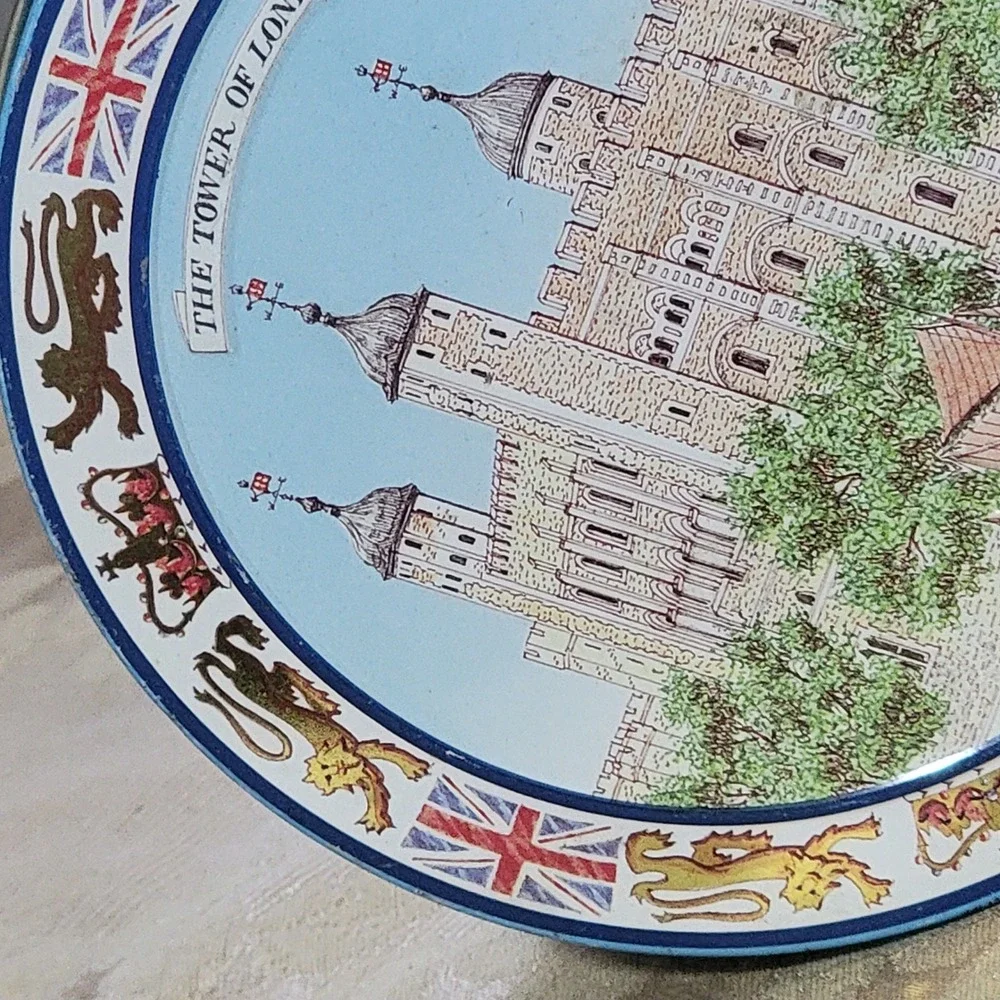 Authentic Vintage Bentley's of London Tin Famous London Landmarks 5.5